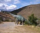 Μεγάλη μοναχικός δεινόσαυρος σε μια ημι-έρημο τοπίο